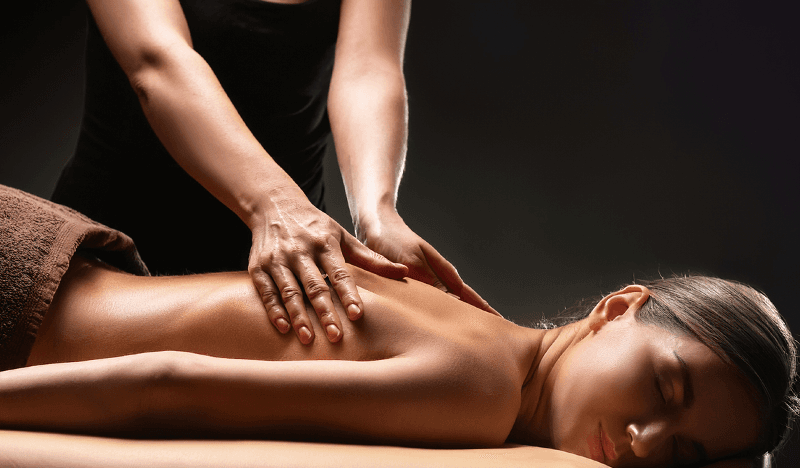 Schröpf- und Tiefengewebsmassage 60 Min en Navirea Spa