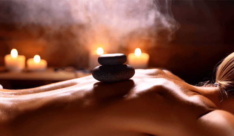 Masaje con piedras calientes y armonización de chakras 80 min en Navirea Spa